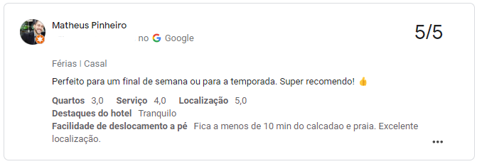 Pátio interno de hotel barato em Tramandaí com estacionamento para hóspedes.