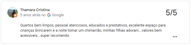 Salão de café da manhã de hotel econômico em Tramandaí com mesas dispostas e ambiente arejado.