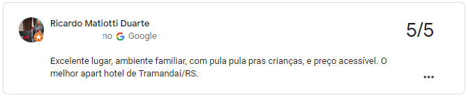 Espaço de lazer com redes e cadeiras em pousada simples na cidade de Tramandaí.